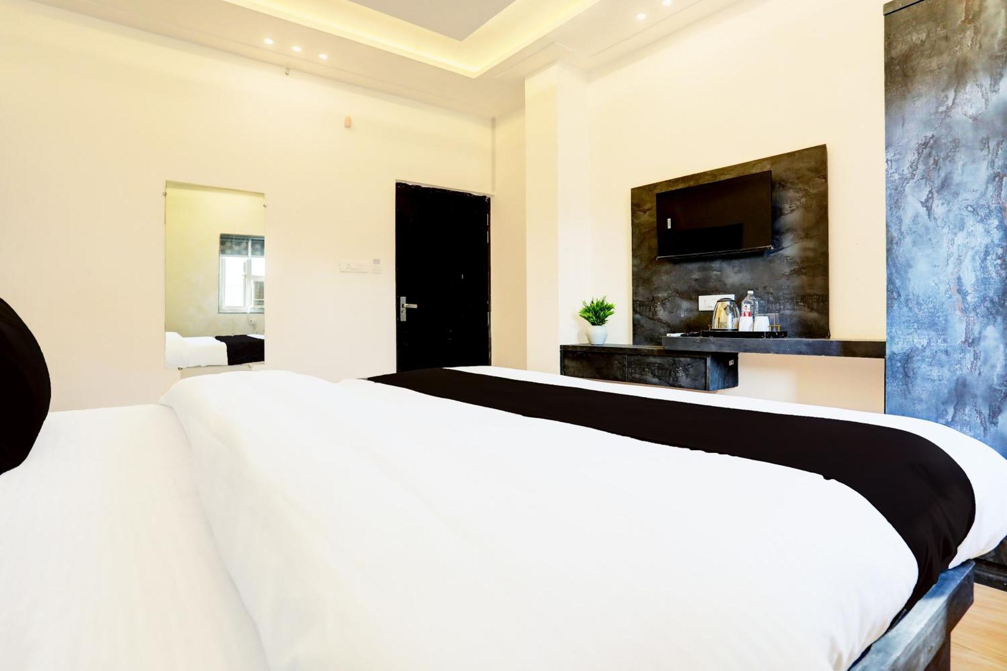 Super Townhouse Balua Road Pahadiya Hotel Benares Buitenkant foto